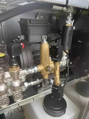 Upgraded unloader valve with integrated pressure and flow switch on a Nilfisk 400HS DTE system. Modification improves machine protection, ensures correct pressure regulation, and enhances overall reliability during operation.